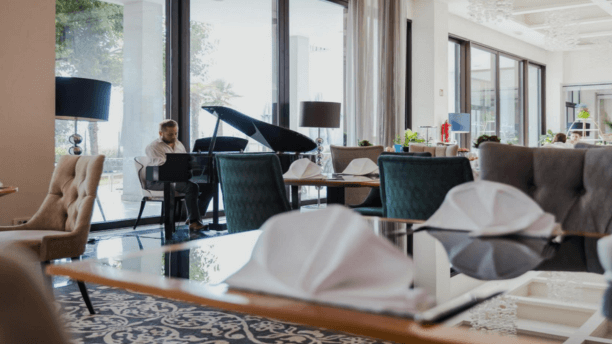 Restaurant Symphonie Piano Playing