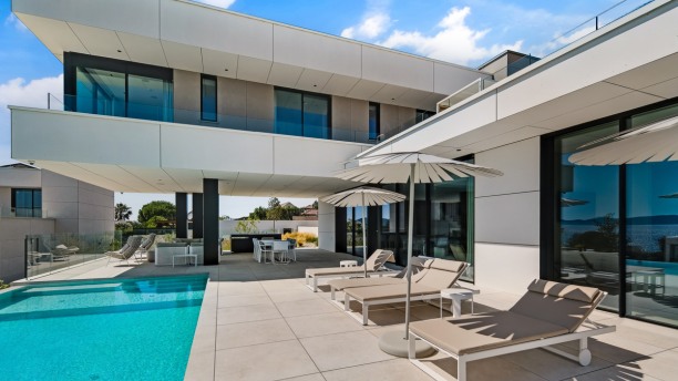 LIOQA Resort Poolside