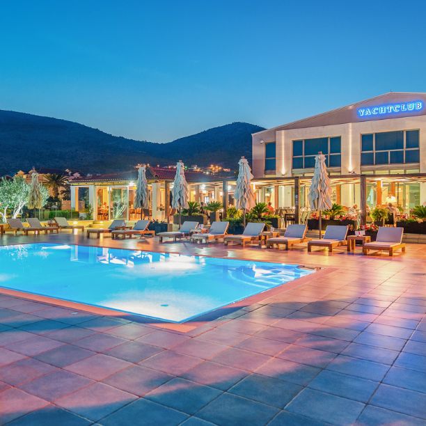 Marina Baotić, Yacht Club.